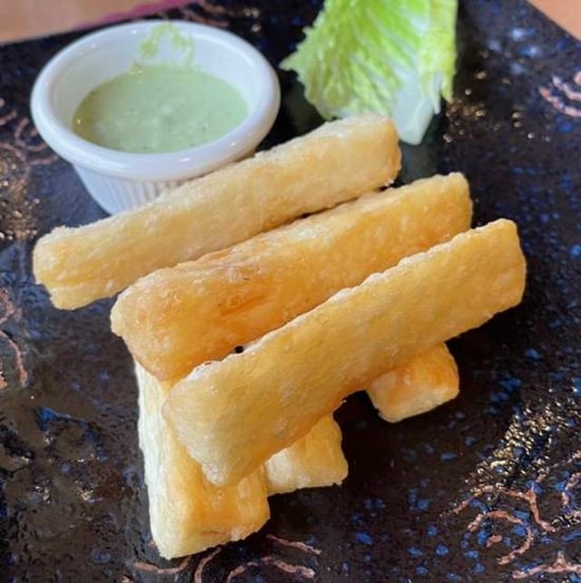 Yuca Frita Con Salsa Picante.